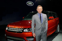 スクリーン上の車両が会場に到着し、ダニエル・クレイグ本人も車内から登場。