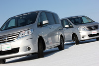 異なるタイヤを履く2台の「セレナ」を乗り比べる。「ウィンタートランパスMK4α」のコーナリング時の安定感が印象に残った。