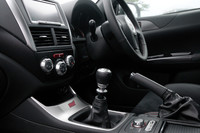 6段MTのシフトノブが鎮座する、「WRX STI」のインテリア。