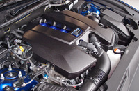 最高出力477ps、最大トルク54.0kgmを発生する5リッターV8エンジン。街中などでの定常走行域では、燃費を稼ぐべくアトキンソンサイクルとなる。JC08モードの燃費値は8.2km/リッター。