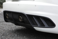 ボディー下のエアフローを向上させるべく、エキゾーストパイプは中央寄りにレイアウト。専用デザインのリアバンパーが与えられる。