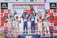 GT300クラスの表彰式。中央のNo.25 VivaC 86 MC（土屋武士／松井孝允）は、ポール・トゥ・ウィンで今シーズン初勝利。