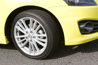 タイヤサイズは195/45R17。テスト車にはブリヂストン・ポテンザRE050Aが装着されていた。