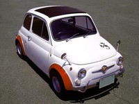 「アバルト」は、主にフィアットをベースに1950年代後半から1960年代にかけて活躍したチューニングカーメーカー（写真は、695SSベルリーナ・アセット・コルサ）。2007年6月には、そのブランドがフィアットの100％子会社として独立、同10月からはイタリア本国でコンプリートカーやアフターパーツの販売が始まった。