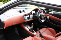 テスト車は、オプション「プレミアムパック」をセレクト。アームレストやドアポケットなど、内装の多くが本革張りとなり、その色も4種類から選べるようになる。写真は、パプリカ（赤）のインテリア。