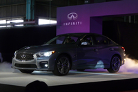 この日の主役である新型セダンの「インフィニティQ50」。新開発のステアリング・バイ・ワイヤーや2クラッチハイブリッドなどといった技術がてんこ盛りの、日産渾身の一台。
    