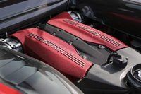 3902ccのV8エンジンはターボに。最高出力492kW（669ps）/8000rpm、最大トルク760Nm（77.5mkg）/3000rpm。7段DCTが組み合わされる。
    