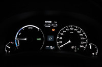 「ノーマル」モード選択時のインストゥルメントパネル。「スポーツ」モードでは、上部が赤く発光する。