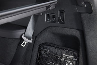 3列目シートは、荷室の右側面にある電動スイッチ（写真上方）で折りたたみと復帰が可能。写真下方に見えるのは、万が一の事故に際して乗員や歩行者のけがに対処するための応急処置セット。