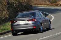 フロントマスクにもまして個性的な新型「IS」のリアビュー。ボディーサイドの下面からリアコンビランプを経てトランクリッドまで大胆に跳ね上がっていくウエッジラインが印象的。