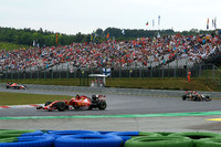 苦しむフェラーリの中でもひときわ厳しい戦いを強いられてきたキミ・ライコネン（写真前）。ハンガリーでもチームの判断ミスで予選Q1敗退と不運に見舞われたものの、16番グリッドから徐々に挽回し、今季最上位となる6位入賞を果たした。（Photo=Ferrari）
    