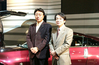 湯川氏（左）と加藤氏（右）は、開発の途上で対立し2か月間口をきかなかったこともある、と話していた。今は、仲がよさそう。