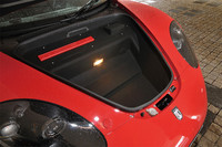 車体前方、ボンネットの下に、ラゲッジスペースが確保される。