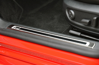 ドアの開口部も、専用ロゴ入りのドアシルプレートでドレスアップされる。