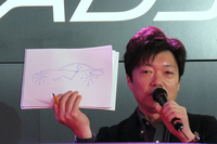 中山氏はその場でイラストを描きながら、デザイン開発の経緯を説明。「まずタイヤと人の乗る位置を決めて、そのほかの部分は最小限に抑えて開発した」とのこと。