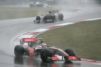 苦戦中の王者、マクラーレンのルイス・ハミルトン（写真）は、トップ争いにかかわることはなかったものの、濡れたコースでオーバーテイク＆コースオフを繰り返し、最終的に6位でゴール。チームメイトのヘイキ・コバライネンは大きなミスなく5位に入り、2戦連続0周リタイアという最悪の結果から抜け出した。（写真＝Mercedes Benz）