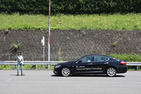 「レクサスLS」による「追突・歩行者事故対応支援PCS」の体験試乗。40km/hで走行中に衝突の危険を判断してブレーキが作動し、マネキンの手前で停止した状態。