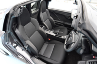 「β」のスポーツファブリックシート。体圧分布の分散を図ることで、フィット感を向上させたという。
    