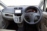 今回の改良では、インパネまわりの形状も一新。メーターの位置をインパネ中央から運転席の正面に移すことで、視認性の高さと一般的な配置による安心感の両立を図っている。