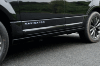 サイドシルの下方には、ドアの開閉に連動して自動でせり出し、格納されるパワーランニングボードが装備されている。（写真をクリックすると、ランニングボードが展開する様子が見られます）