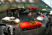 メルセデス・ベンツ博物館にて。「300SL」とその仲間たちを集めたコーナーを望む。