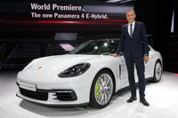 「ポルシェ・パナメーラ4 E-ハイブリッド」と独ポルシェのオリバー・ブルーメ会長。