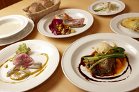 シーズンに合わせた北欧料理を提供するメーラレンのランチ。この日は、自家製パンを含む9品目からなる、ボリューム満点のコース（写真）を味わった。
    