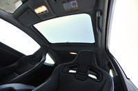 大型サンルーフ（固定式）も「パック リュクス」オプションを構成するアクセサリーのひとつ。