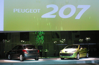 発表会場では、今後導入が予定される上級グレード「GTi」に加え、先日のジュネーブショーで公開されたばかりの「207CC」も展示されていた。「CC」は夏前に上陸予定。「GTi」は未定だという。