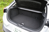 床面の高さを調整できるフレキシブルボード。全グレードに標準装備される。（写真をクリックすと、ボードによるラゲッジルームのアレンジが見られます）
    