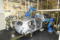 「ヴェゼル」のボディーにロボットがボンネットなどの蓋物（ふたもの）を取り付けているところ。使用されるエネルギー、工程の数、人の手間、作業スペースの広さと、寄居工場ではあらゆる視点での効率化が図られている。