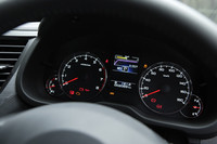 3.5インチのカラー液晶を備える新デザインのメーター。