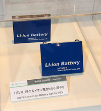 従来比1.7倍の高出力を可能にしたという、日立の「HEV用リチウムイオン電池（第4世代）」。さまざまな空間に搭載できるよう、サイズは120×90×18mmとコンパクト。