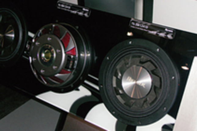 パイオニアが昨年発表したシャローマウント・サブウーファー。埋め込み奥行き約8cm。