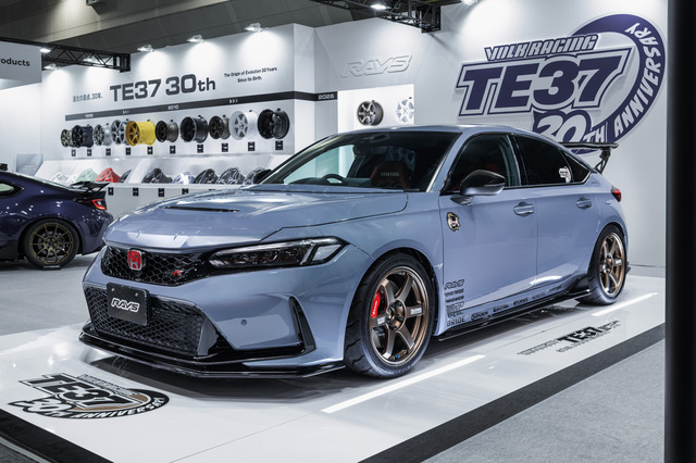 ブラックとゴールドでクールに仕立てた特別仕様車「アバルト595