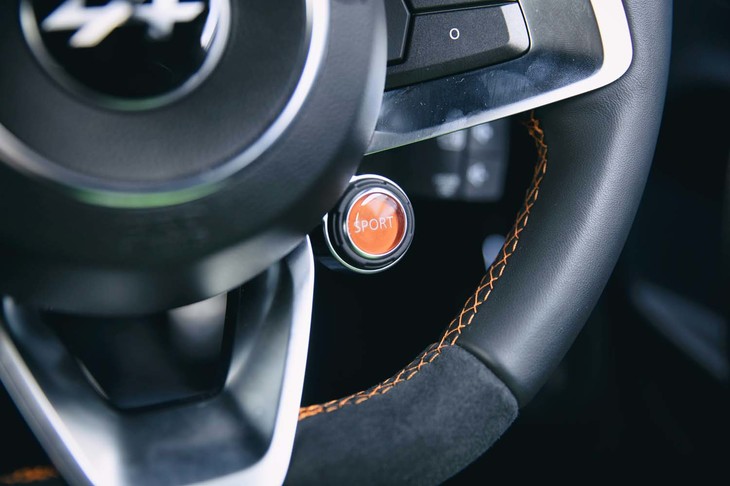 走行モードのセレクトボタンはステアリングホイールのセンター右下にレイアウトされる。