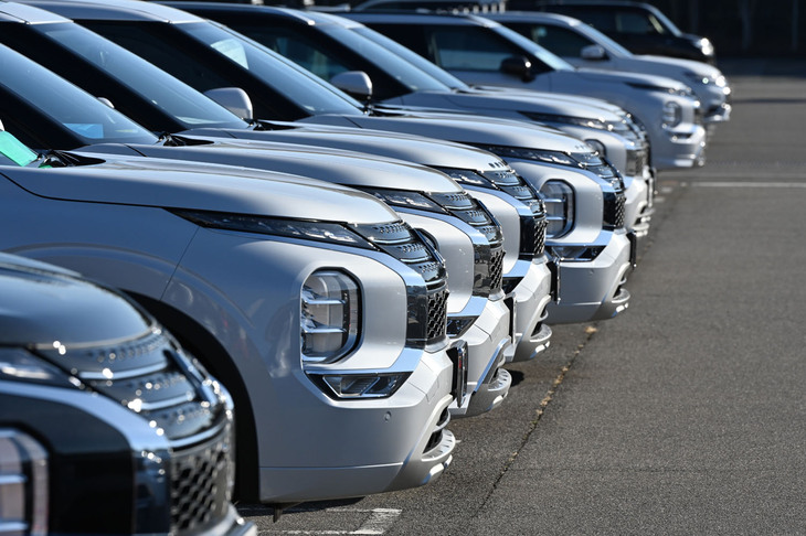 ずらりと並んだ新型「アウトランダー」のフロントマスク。