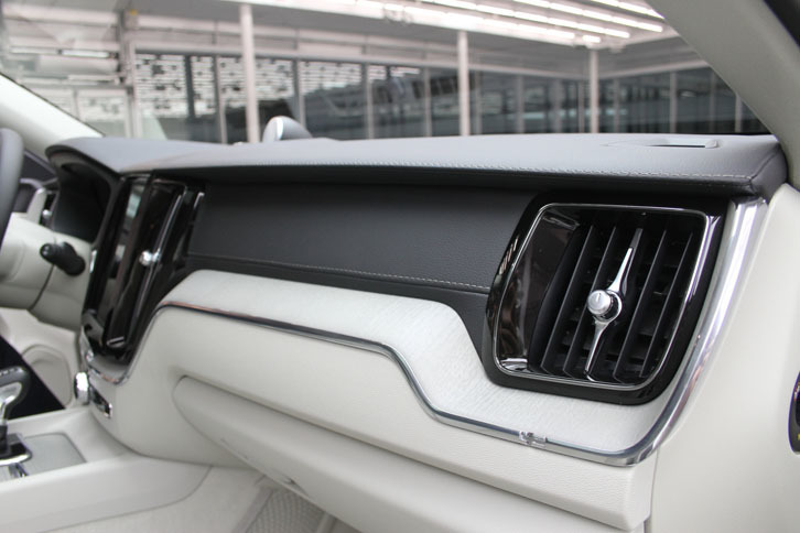 インパネは上部のラインはほぼ水平なのに対し、下部は上下にメリハリがつけられている。これは、センターパネルやエアコンルーバーなどをきれいに見せる工夫なのだという。