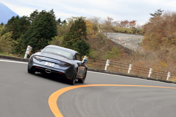 「アルピーヌA110」の0-100km/h加速タイムは4.5秒。最高速度は電子制御リミッターにより250km/hに制限される。