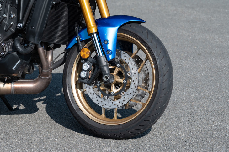ホイールには鍛造に匹敵する強度と靭性（じんせい）を備え、バネ下の軽量化に寄与する「スピンフォージドホイール」を採用。フロントブレーキの操作系には、「YZF-R7」に続いてブレンボ製の純ラジアルマスターシリンダーを用いている。