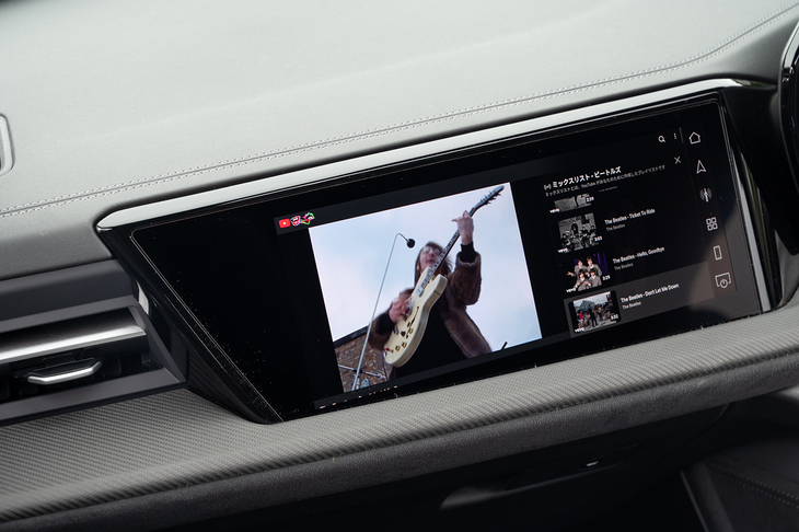 助手席側のディスプレイに「YouTube」を映してみる。車両が動くと運転席側からは見えないようにフィルターがかかるが、助手席の住人には問題なく見える。ルーフトップ・コンサートのジョンのシャウトもばっちりだ。