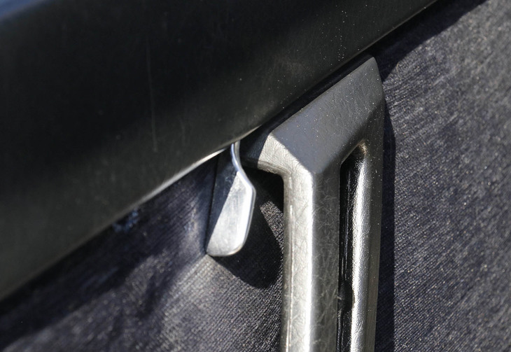 ドアロックのリリースレバーは、かくもさりげないデザインだ。