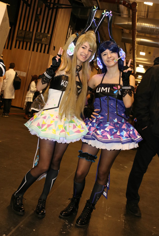 彼女らの耳と頭に注目。今年の流行はLEDイルミネーションである。