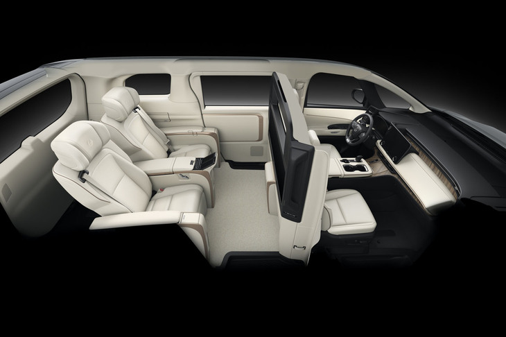 2列・4人乗り仕様のカットモデル。後席まわりの空間は文句なし。