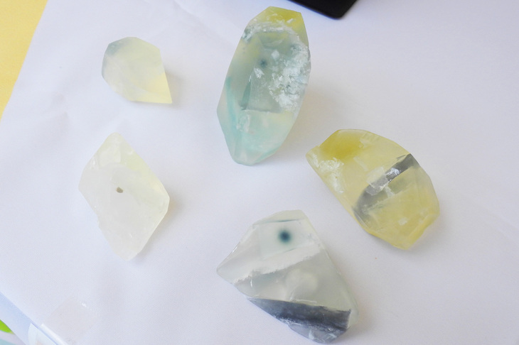 参加者の製作した「宝石せっけん」を、許可をいただいて撮影。確かに透明で美しいせっけんだが……これ、使っているうちになくなっちゃうんだよね？　もったいなくて、使えないのでは？