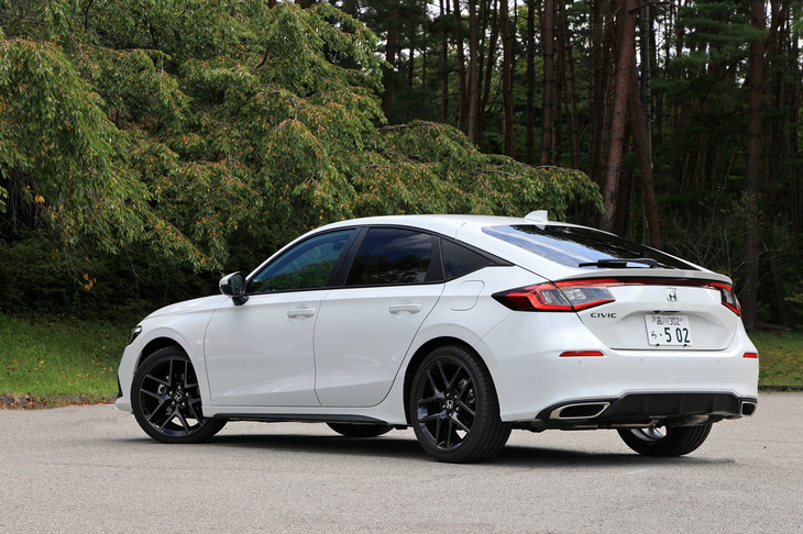 11代目となる新型「シビック」。まずは装備や内外装の異なる「LX」「EX」の2グレード構成で販売が開始された。