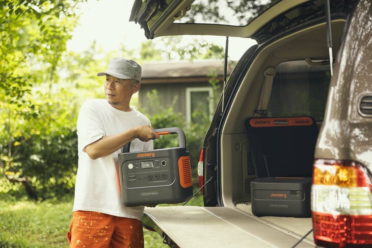 Jackeryの新世代ポータブル電源「Plus」シリーズは電池の容量別に3種類がラインナップされる。今回連れ出したのは容量1264Whの「Jackery ポータブル電源 1000 Plus」で、サイズは356×260×283mm。重さは14.5kg。