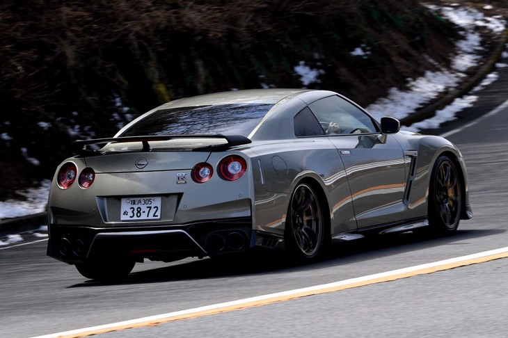 【日産GT-RプレミアムエディションT-specのスペック】
	ボディーサイズ：全長×全幅×全高＝4710×1895×1370mm／ホイールベース：2780mm／車重：1760kg／駆動方式：4WD／エンジン：3.8リッターV6 DOHC 24バルブ ターボ／トランスミッション：6段AT／最高出力：570PS（419kW）/6800rpm／最大トルク：637N・m（65.0kgf・m）/3300-5800rpm／タイヤ：（前）255/40ZRF20 101Y／（後）285/35ZRF20 104Y（ダンロップSP SPORT MAXX GT 600 DSST CTT）／燃費：7.8km/リッター（WLTCモード）／価格：1590万4900円
	
	【取材時の燃費データ】
	テスト距離：265.7km（市街地1：高速道路7：山岳路2）／使用燃料：40.2リッター（ハイオクガソリン）／参考燃費：6.6km/リッター（満タン法）／7.7km/リッター（車載燃費計計測値）