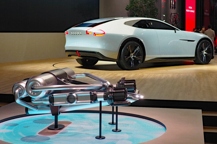 マツダが独自に開発を進めているCO2回収装置「モバイルカーボンキャプチャー」と、コンセプトモデル「ビジョンXクーペ」。