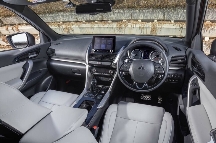 前方視界が開けているのは「アウトランダー」と共通する美点。どちらかといえばインテリアのつくりもカジュアルなので、ガシガシと使い倒したい。